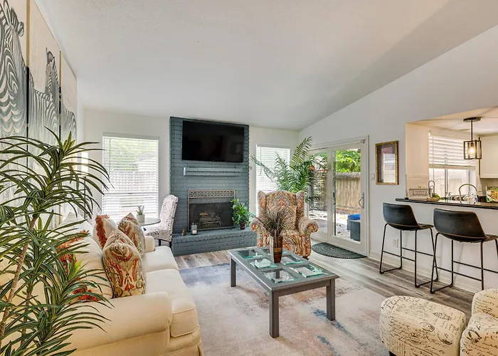 Pet-Friendly Spring Home W/ Private Pool & Hot Tub
