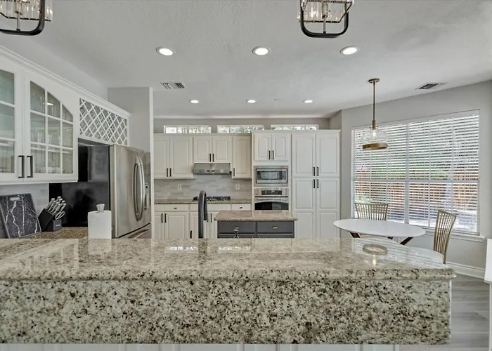 Woodlands Contemporary 4Br3Bath With Heated Pool And Spa